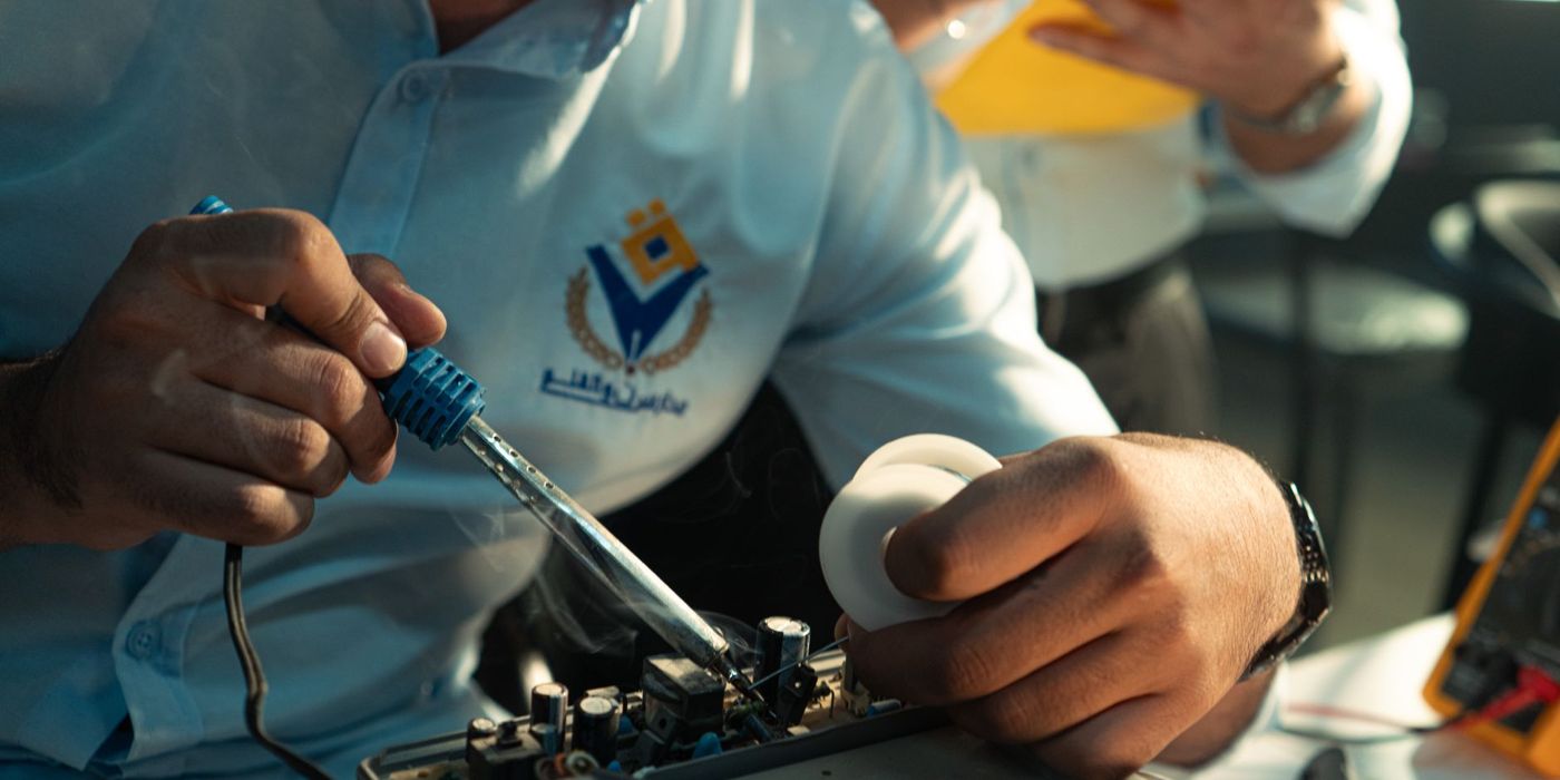 Pelajar TVET dengan alat di bengkel