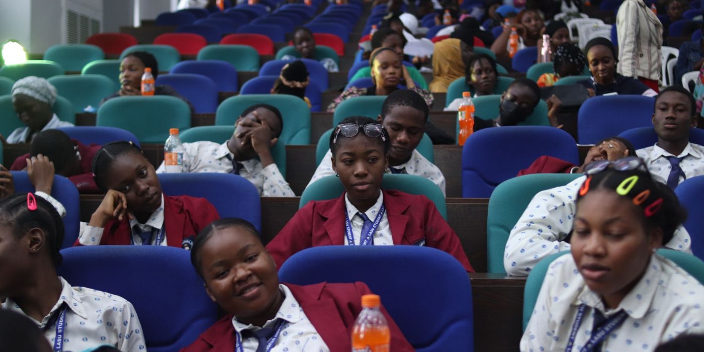 Dewan kuliah universiti dengan pelajar duduk
