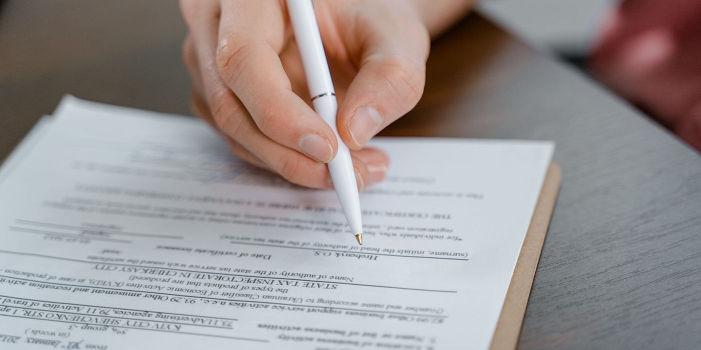 Dokumen biasiswa dengan pen untuk ditandatangani