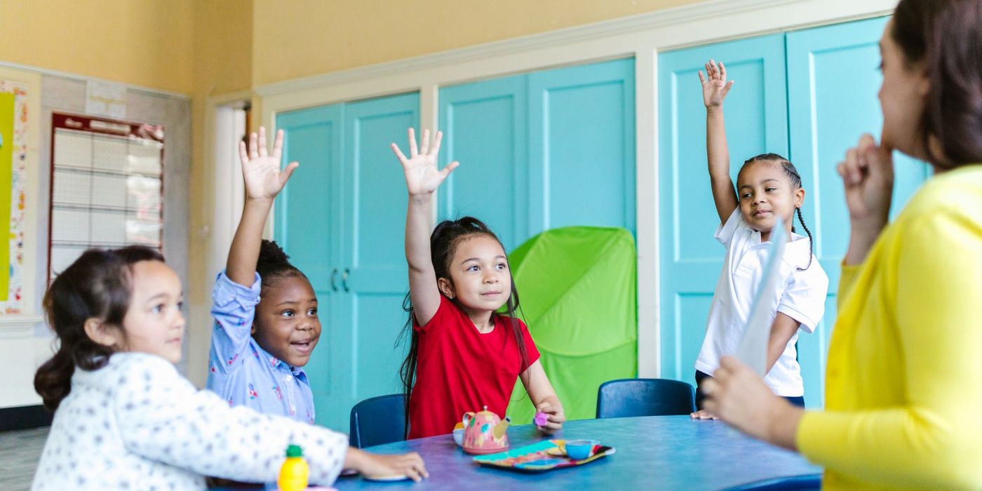 Guru tadika dengan kanak-kanak di bilik darjah