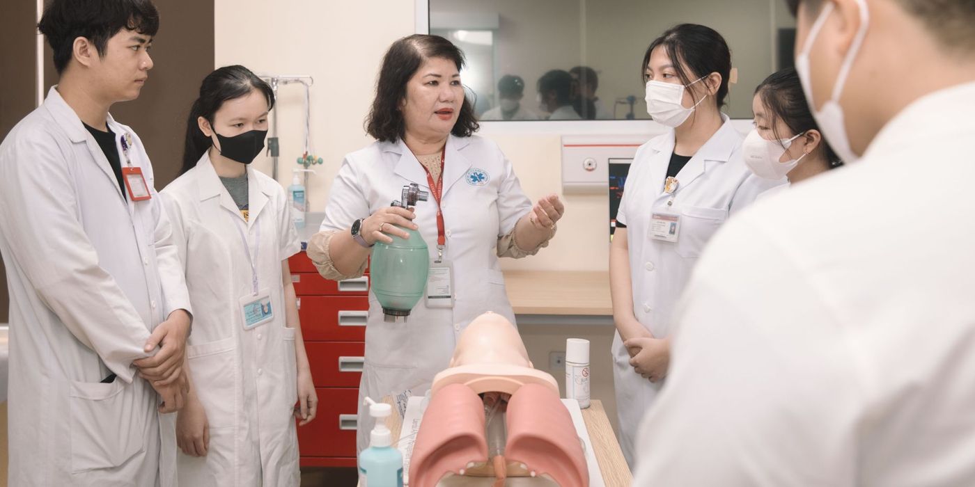 Pelajar jururawat dalam latihan klinikal