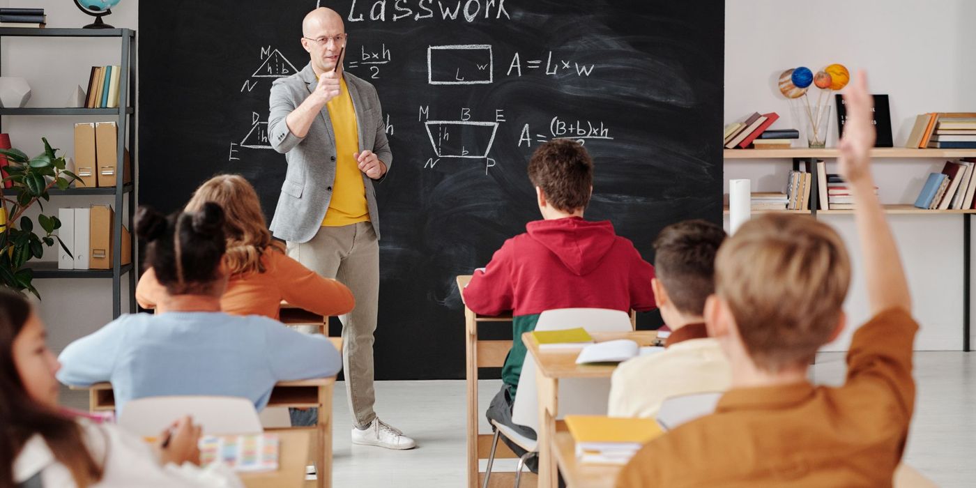 Guru menjelaskan pelajaran di bilik darjah